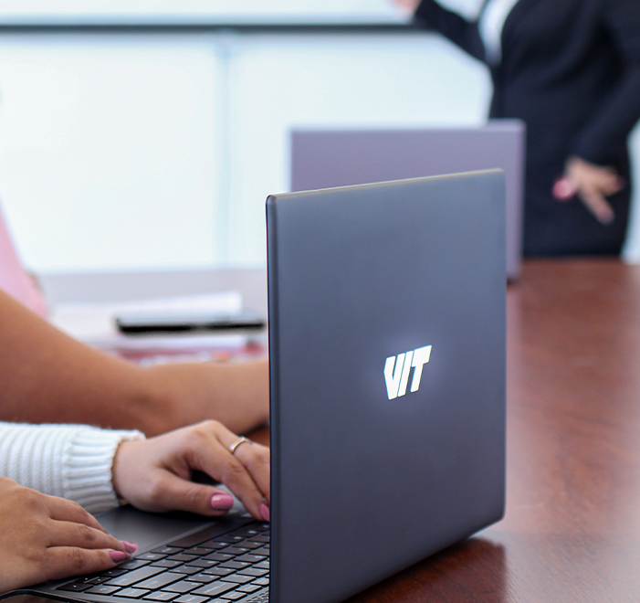 Imagen de unas manos escribiendo en una laptop vit